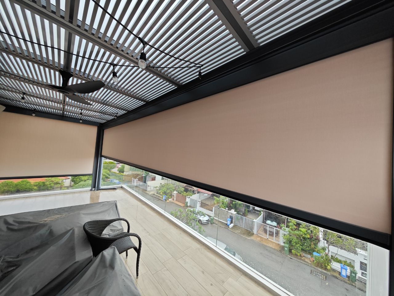 Pergola with integrated side blinds for flexible outdoor comfort
