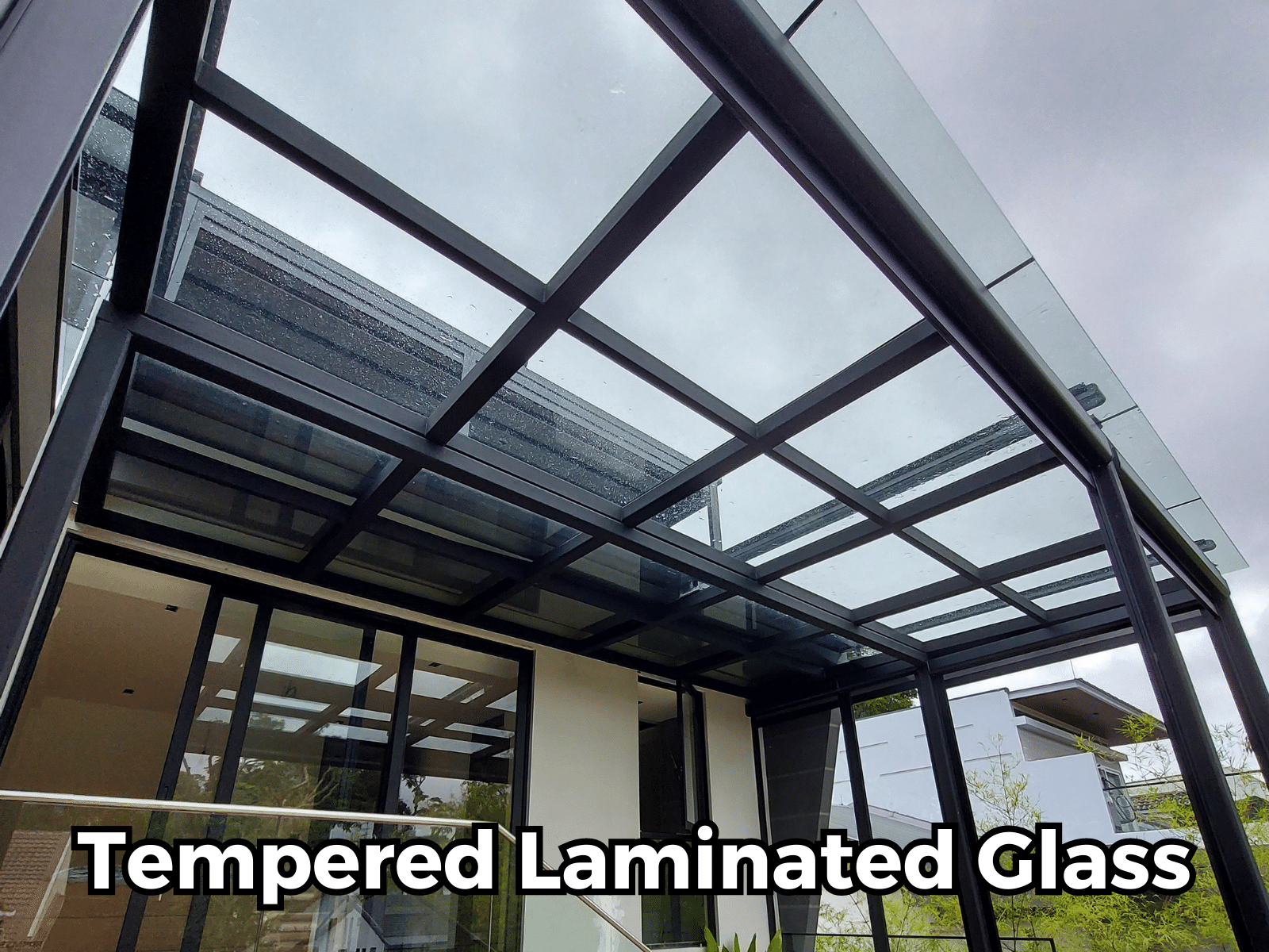 Fixed rooftop pergola using laminated glass for weather protection