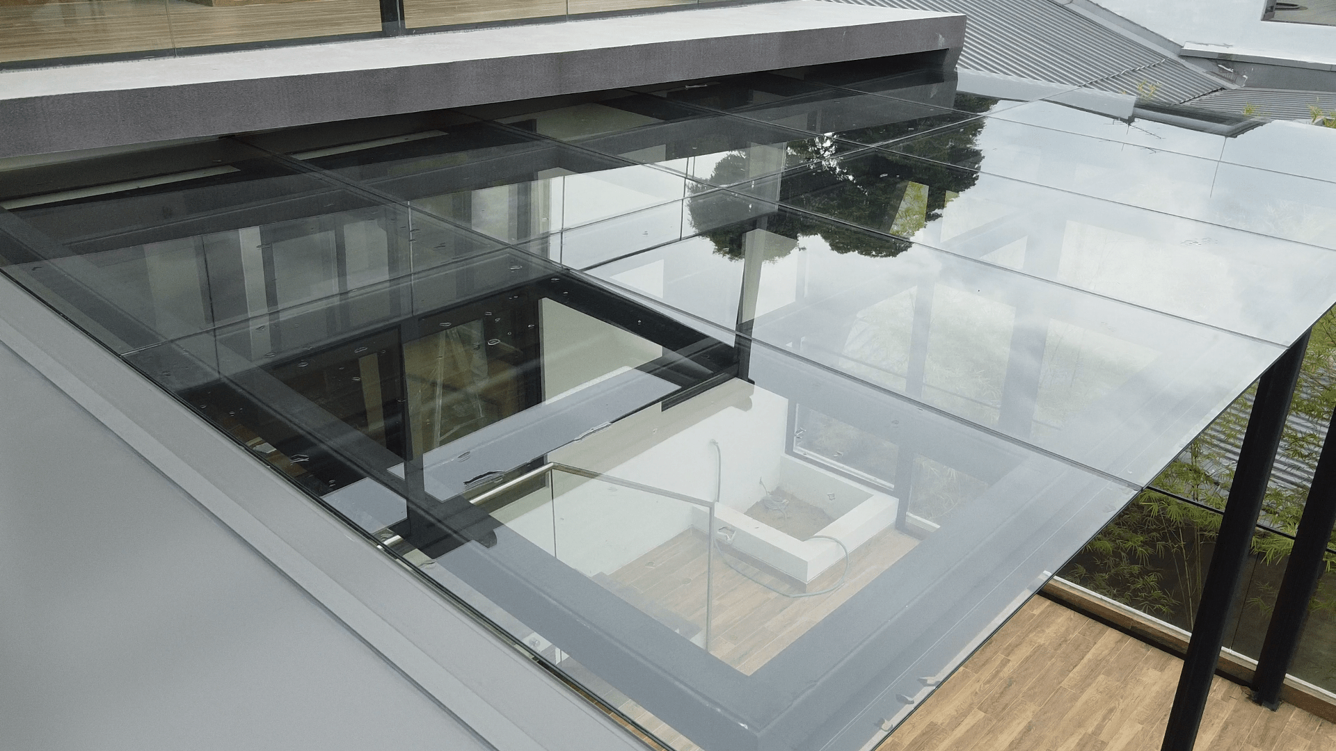 Laminated glass roof shelter over a modern residential courtyard
