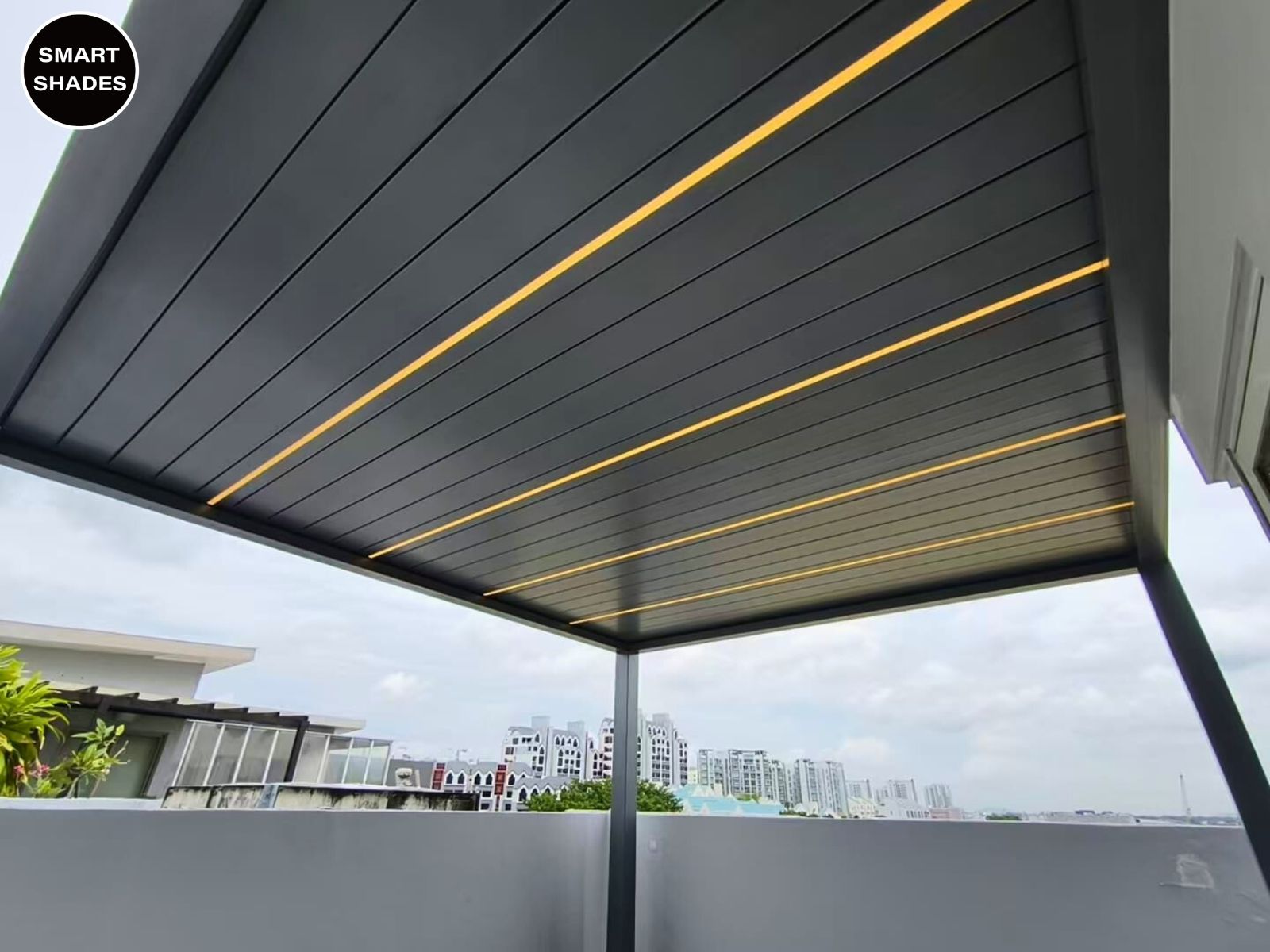 Bioclimatic pergola on a rooftop terrace with adjustable aluminium louvers