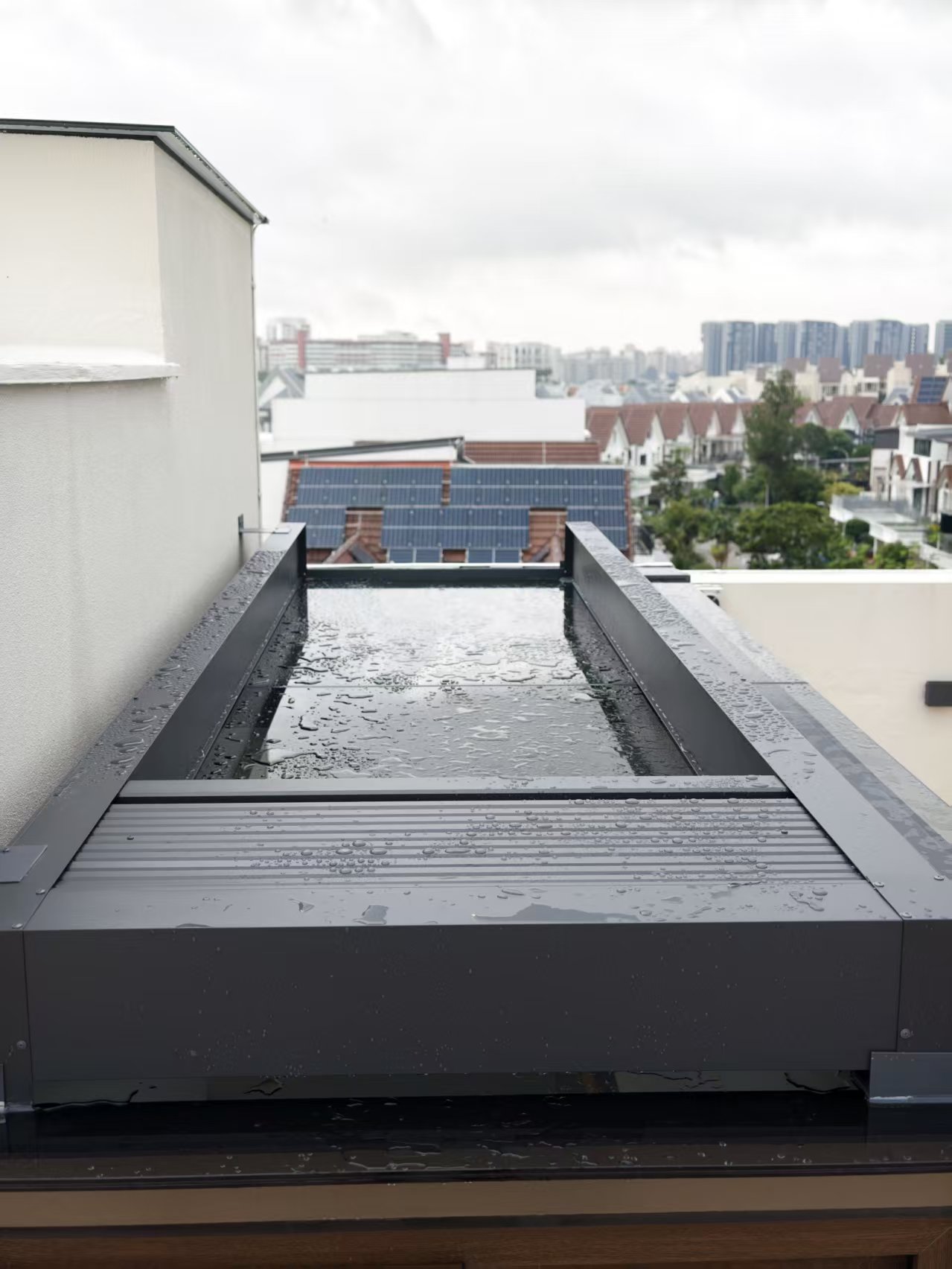 Motorised louvered roof component aligned during installation
