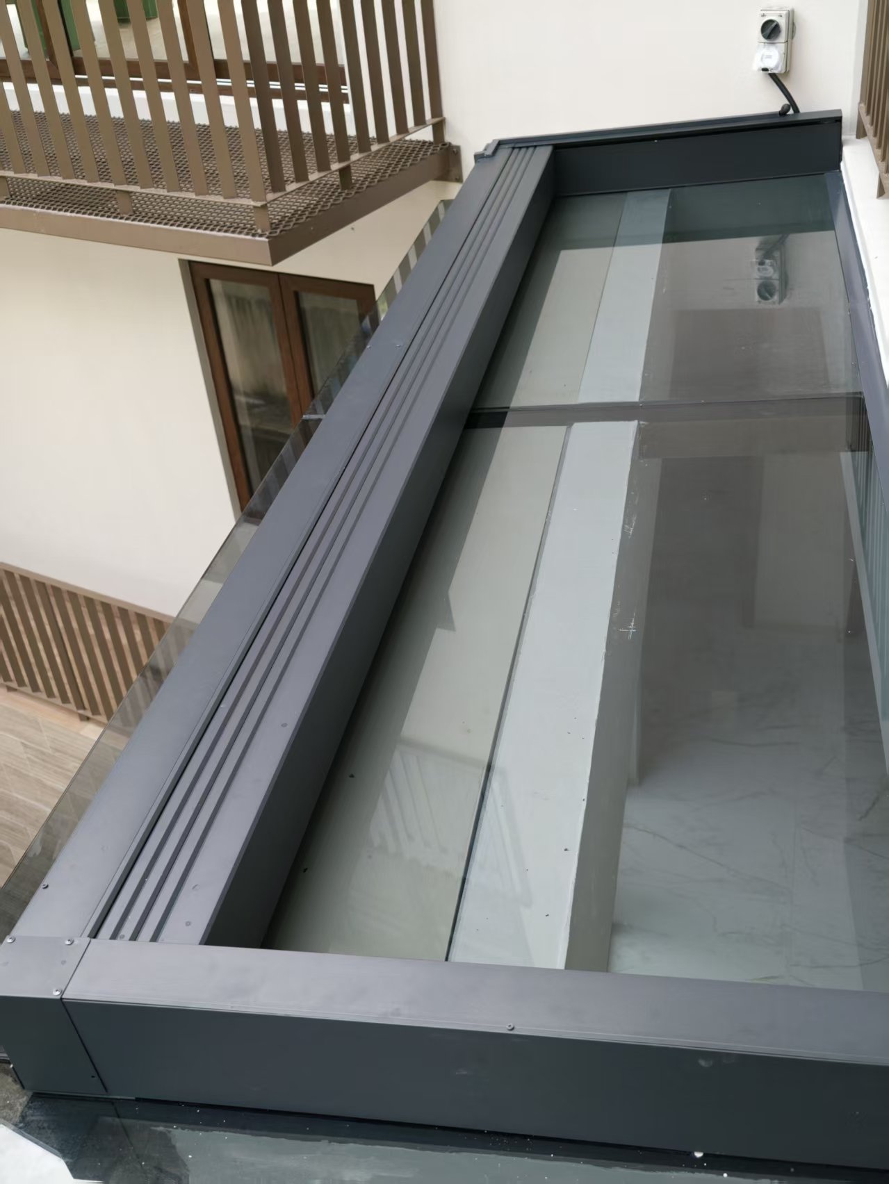 Pergola roof frame and waterproofing details during installation