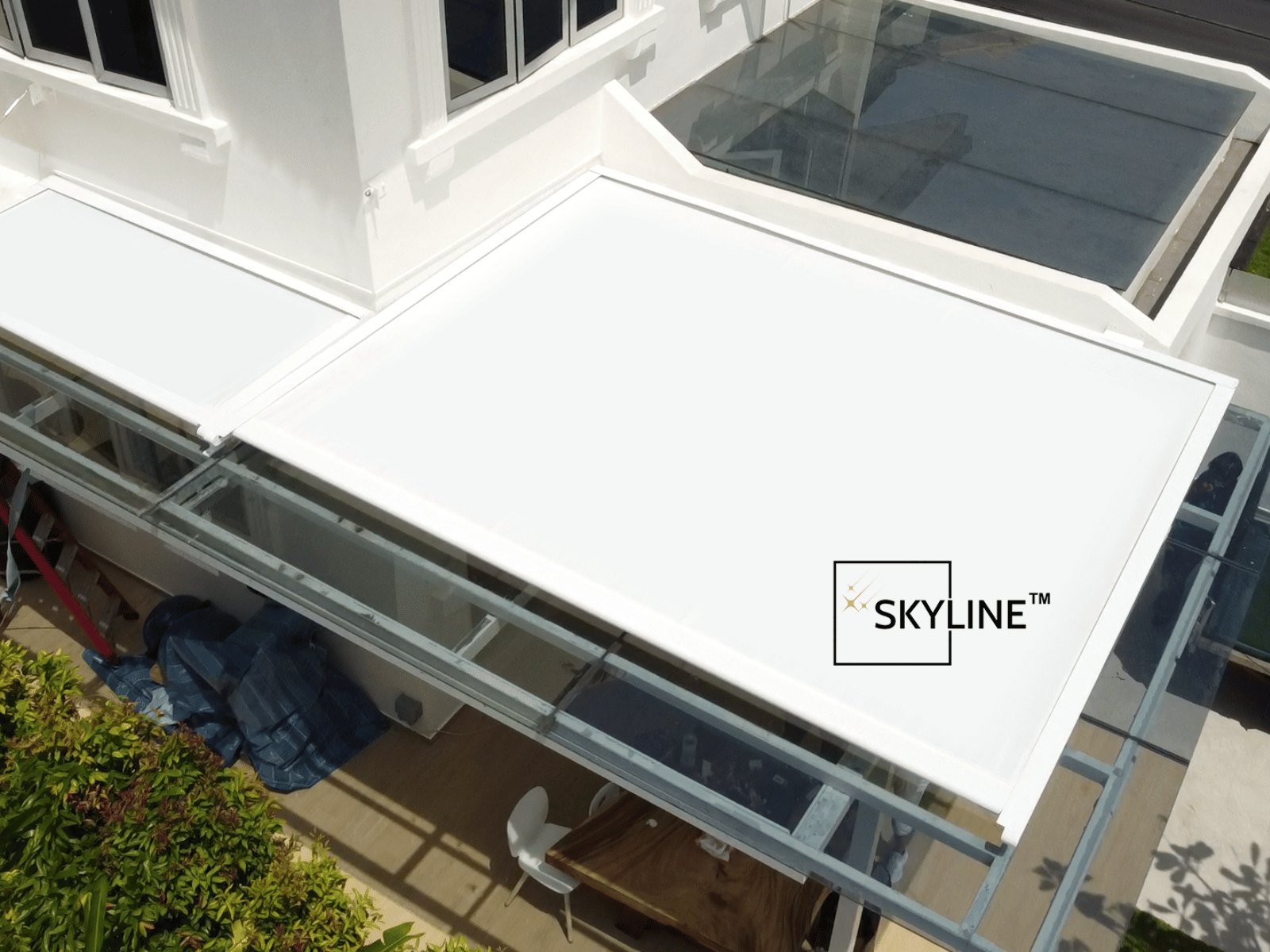 Light-coloured roof covering above an outdoor opening