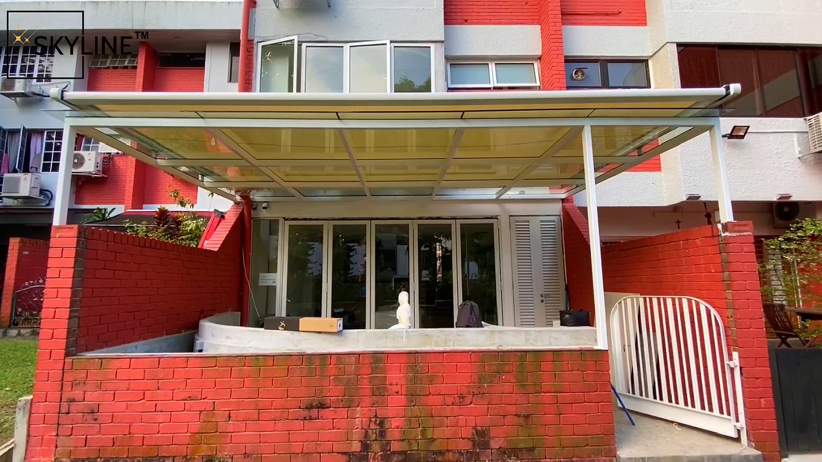 Retractable roof arrangement viewed from the building frontage